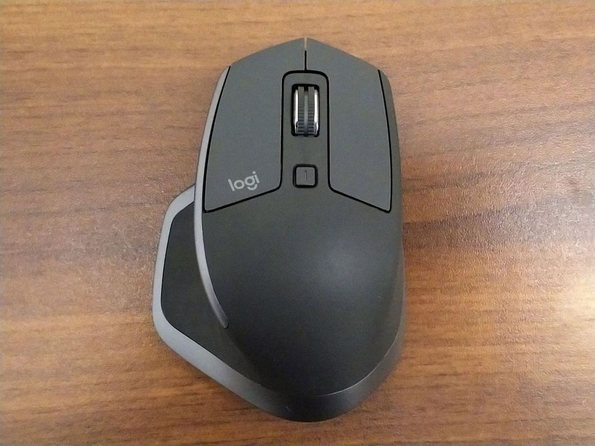 ▲羅技MX Master 2S 是一款特別針對人體工學曲線而設計無線滑鼠。（圖／記者劉士成攝）