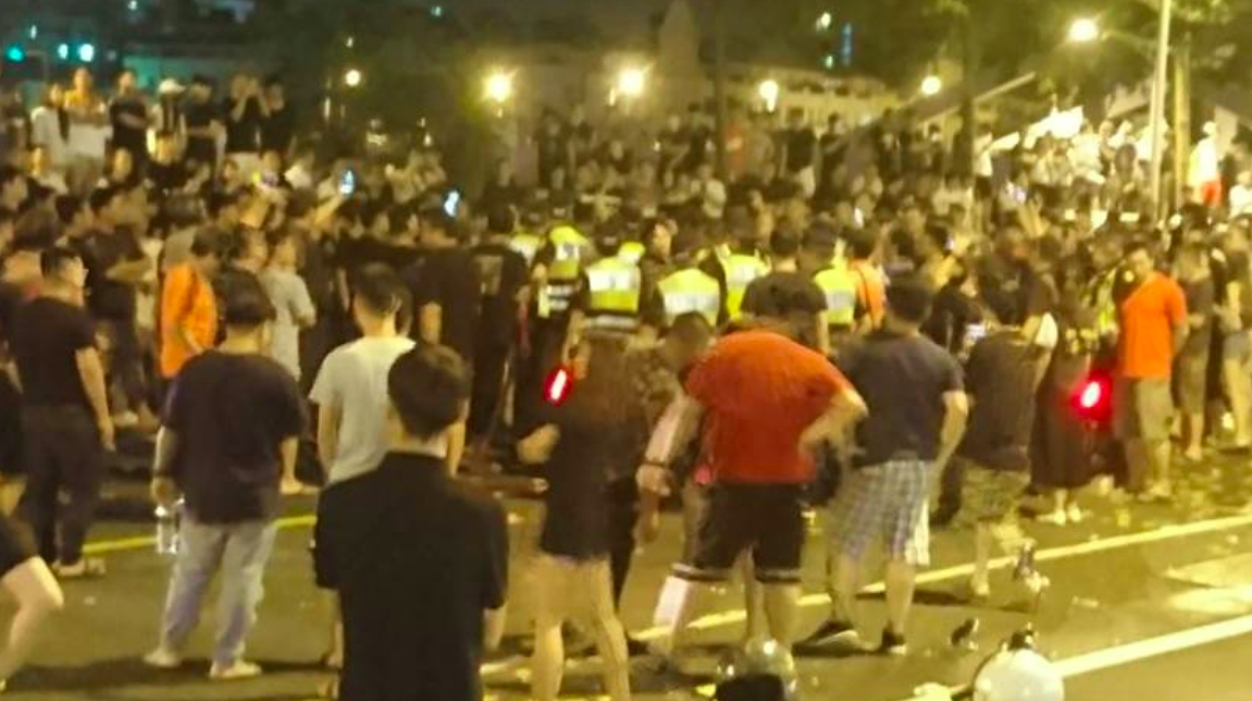 ▲台中疑似虐童案，上百位民眾激憤包圍保母家。（圖／翻攝冠廷往事臉書）