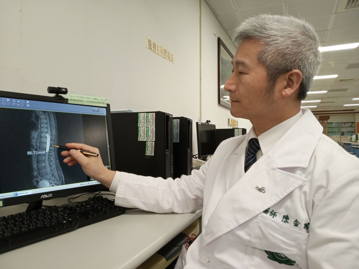 ▲病人的脊髓腫瘤有 8 公分長，造成背部疼痛、腳無力等症狀。（圖／大林慈濟醫院提供）