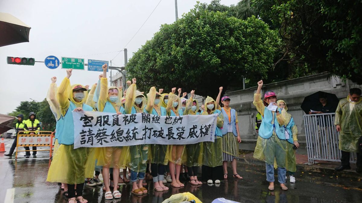 ▲桃園市空服員職業工會控訴，有空服員因勤務滯留維也納，若不簽署不罷工同意書，就無法回台，在國外的食宿、機票恐要自行負擔，對此長榮航空也提出回應。（圖／桃園市空服員職業工會）