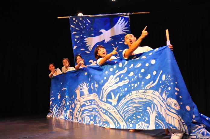 ▲基隆海洋老鷹嘉年華活動邀請身聲劇場用布料打造大型的同心布魚，讓民眾可以一起參與嘉年華遊行踩街。（圖／基隆市文化局提供）