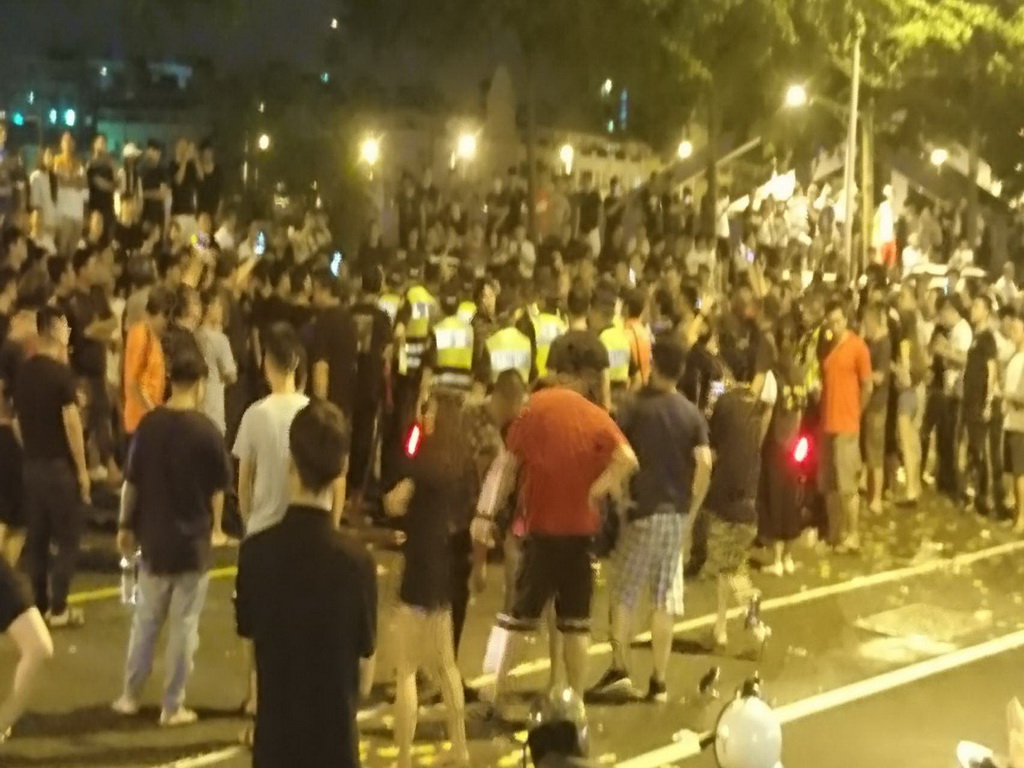 ▲民眾包圍虐童保母住處。(圖／林重鎣攝2019.6.23)