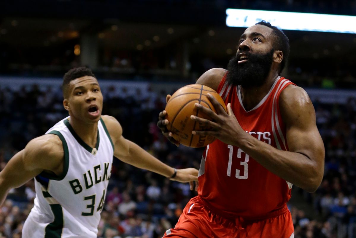 ▲公鹿「字母哥」Giannis Antetokounmpo(左)力抗衛冕者火箭一哥James Harden拚首座年度MVP。（圖／美聯社／達志影像）
