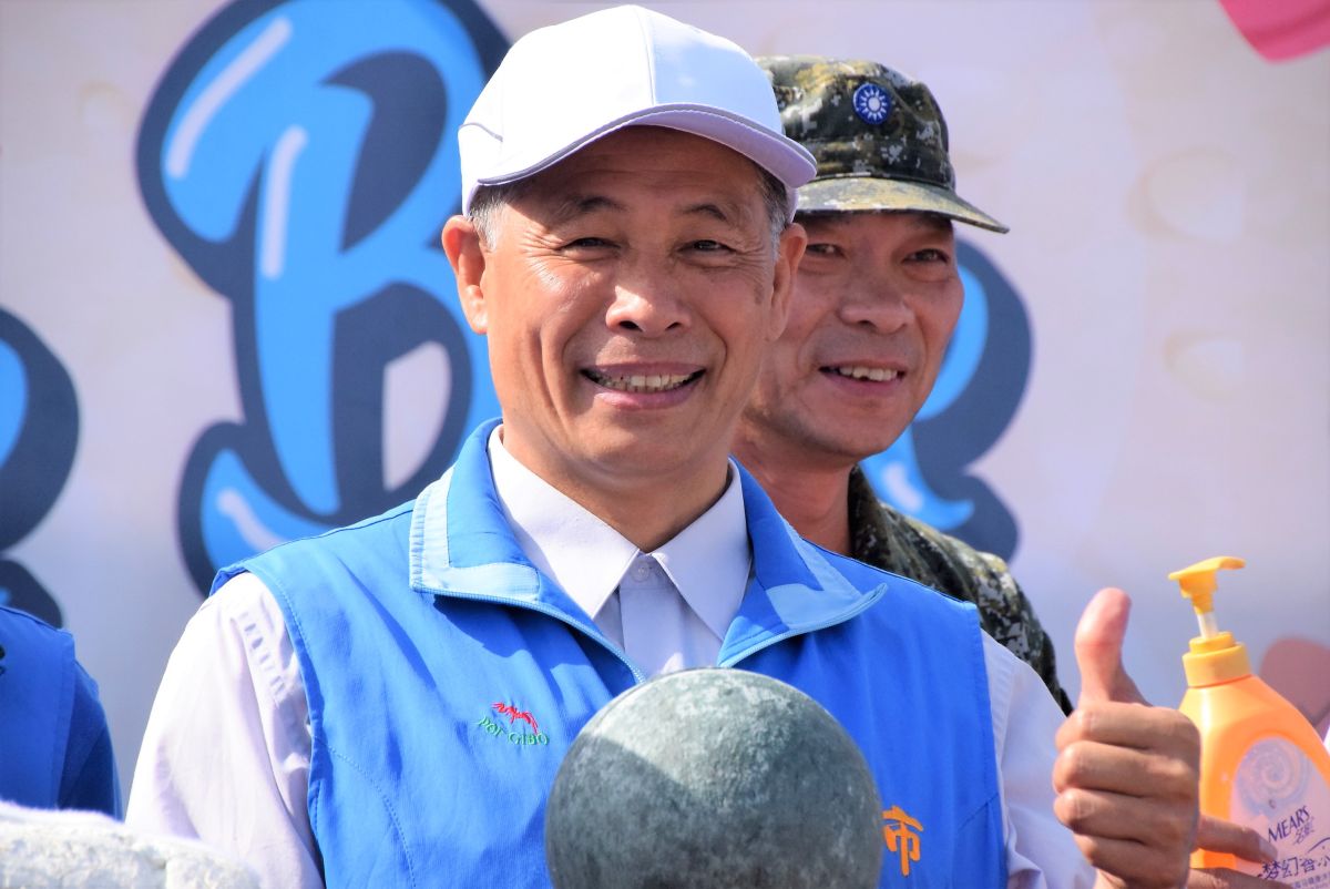 ▲葉竹林說明，澎湖群島有如一個巨大的攔截網，冬季將北方的海漂物留在海岸線上面，正好成為首當其衝的受害者。（圖／記者張塵攝，2019.06.24）