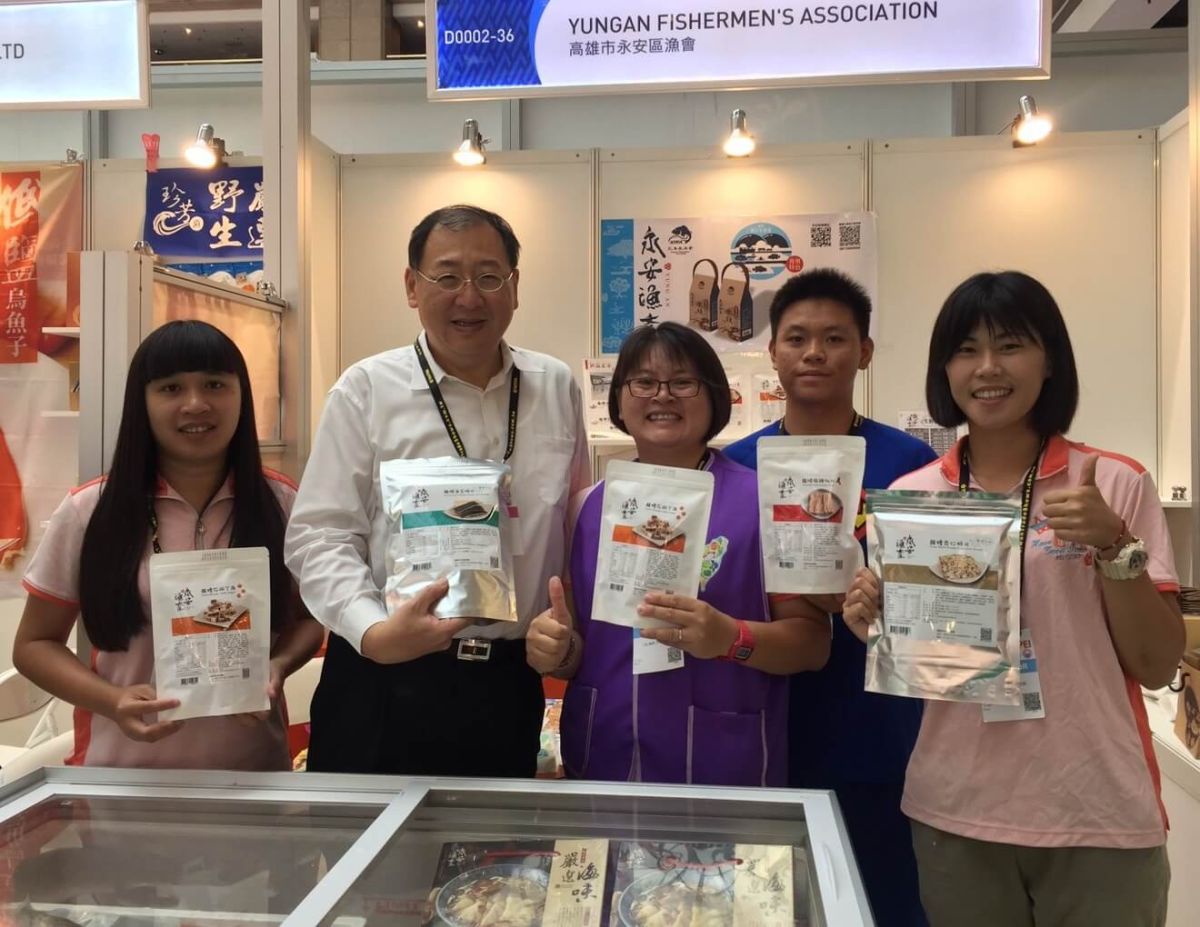 ▲高雄市政府海洋局局長趙紹廉(左2)到台北國際食品展現場，為高雄市永安區漁會加油打氣。(圖／高雄市政府海洋局提供)