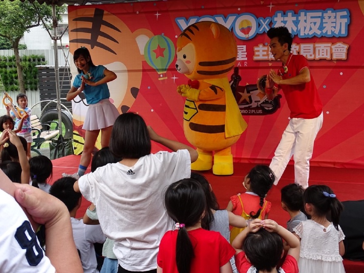 ▲鎖定「親子客」，找來親子台哥哥姊姊站台並製作超洗腦廣告歌，果然活動一出，狂吸看房人潮。(圖／新板巨星提供) 