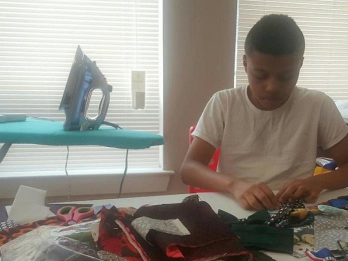 12歲男孩設立公司　為浪浪製作領結提高領養率
