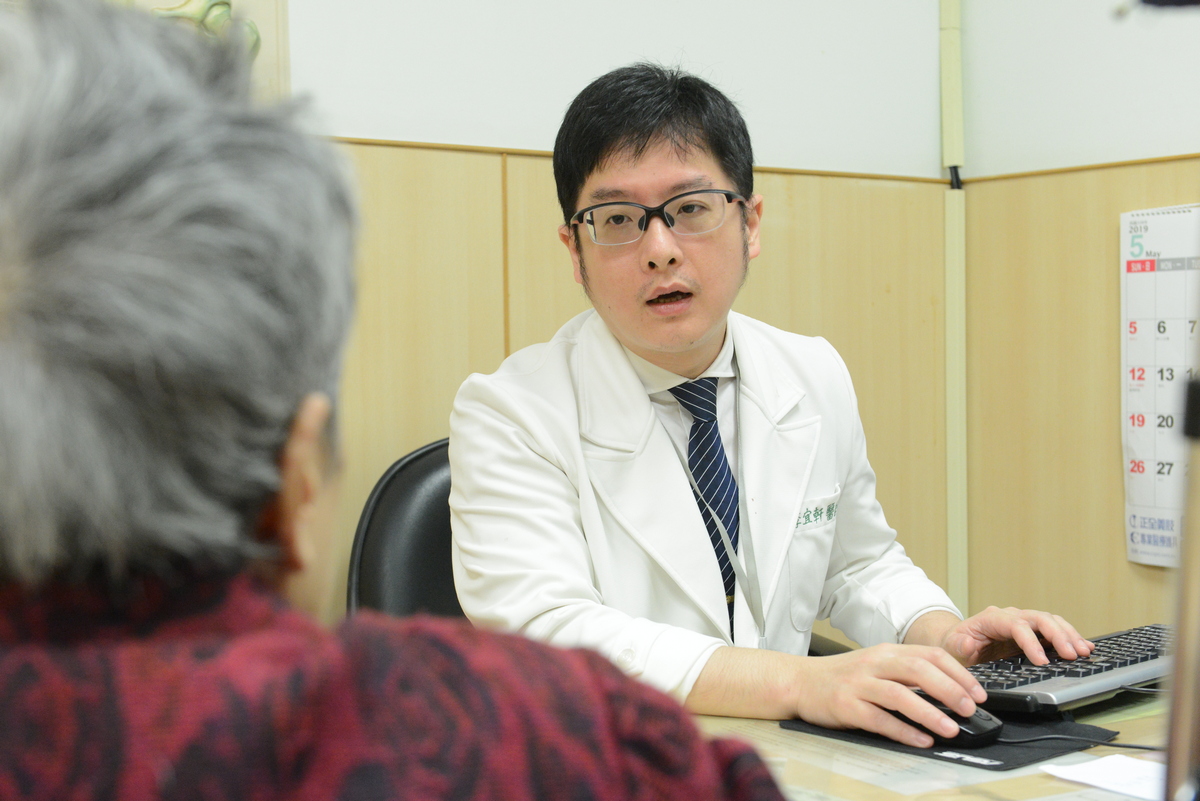 ▲老奶奶有一次提重物後，腰部疼痛一個月，檢查竟發現骨折。（圖／台北慈濟醫院提供）