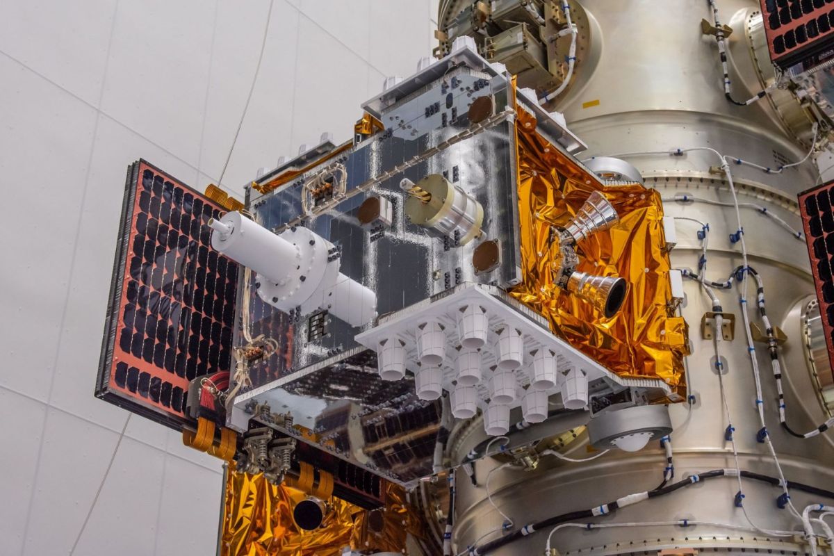 ▲福衛七號正在美國佛羅里達州的太空發射場，進行升空前的測試作業，預計將於明（25）日搭乘Space X 的獵鷹重型火箭升空發射。（圖／科技部臉書）