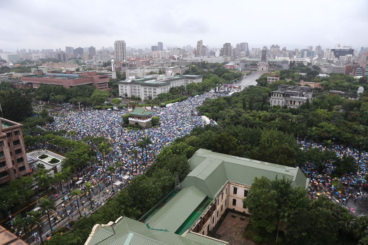 ▲NCC的數位中介法草案惹議！有網友搬出反紅媒運動等大型民主運動，不忍感嘆「台灣是不是做了一場10年的美夢」。（圖／Nownews資料照片）