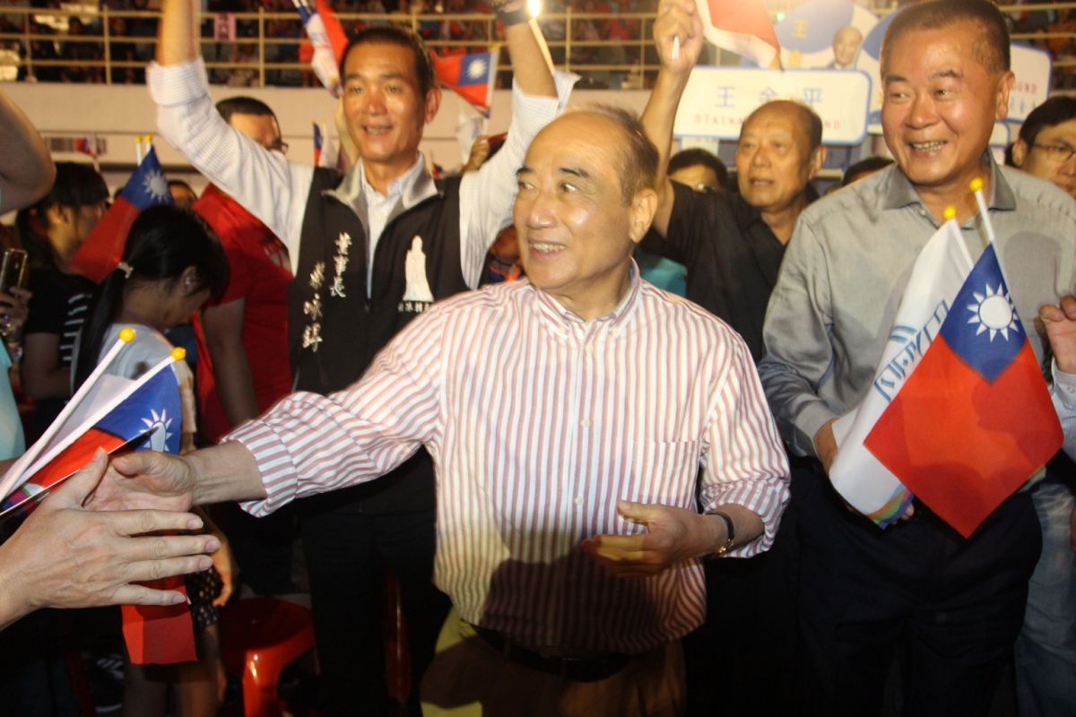 ▲王金平進入會場時與現場民眾熱烈互動。（圖／記者簡勇鵬攝，2019.06.24）