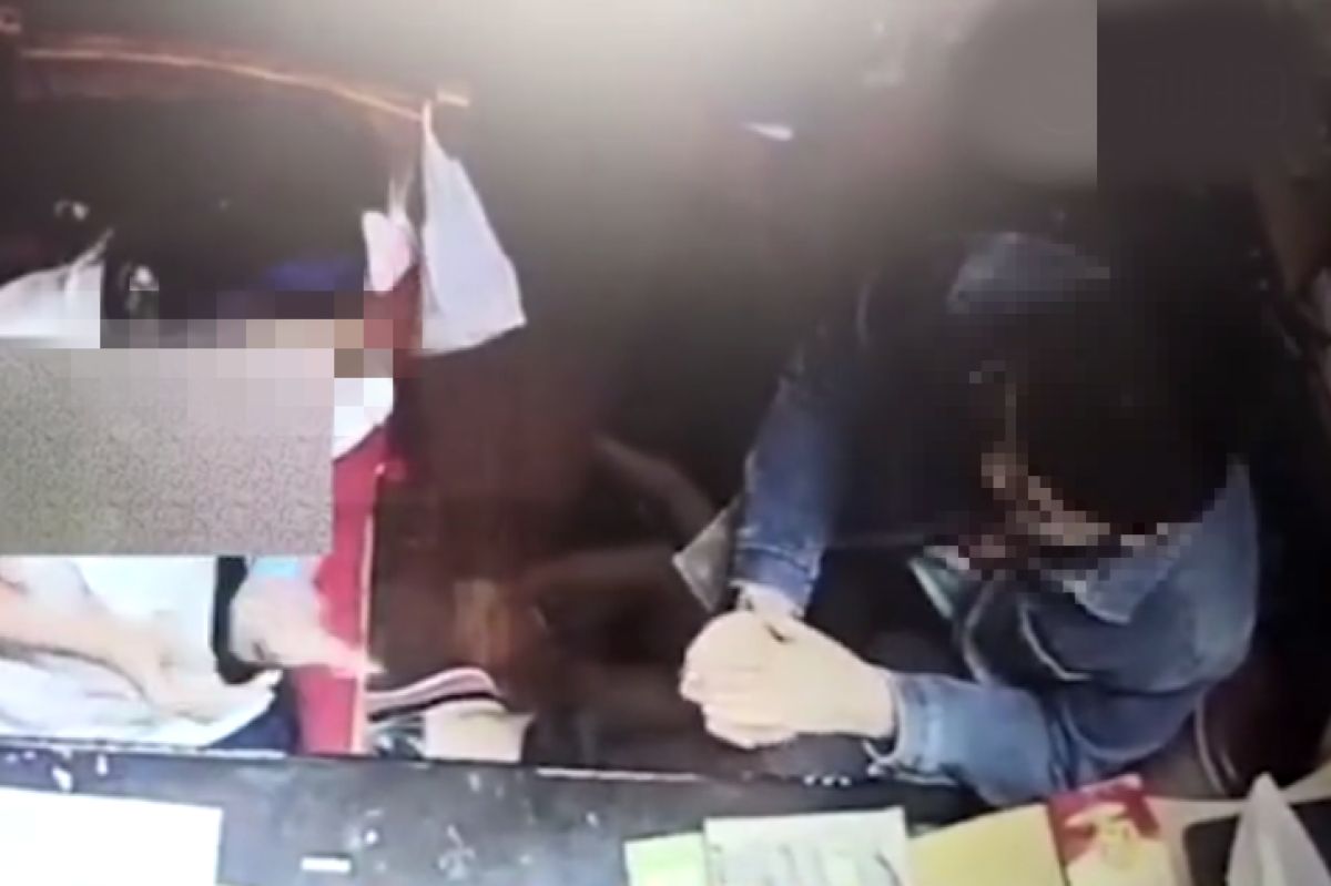 ▲家長調閱監視器，才發現男家教的誇張行徑。（圖／翻攝自微博）