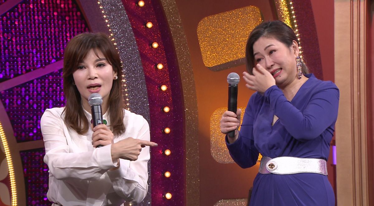 ▲張秀卿（右）被蔡秋鳳逗到流眼淚。（圖／年代提供）