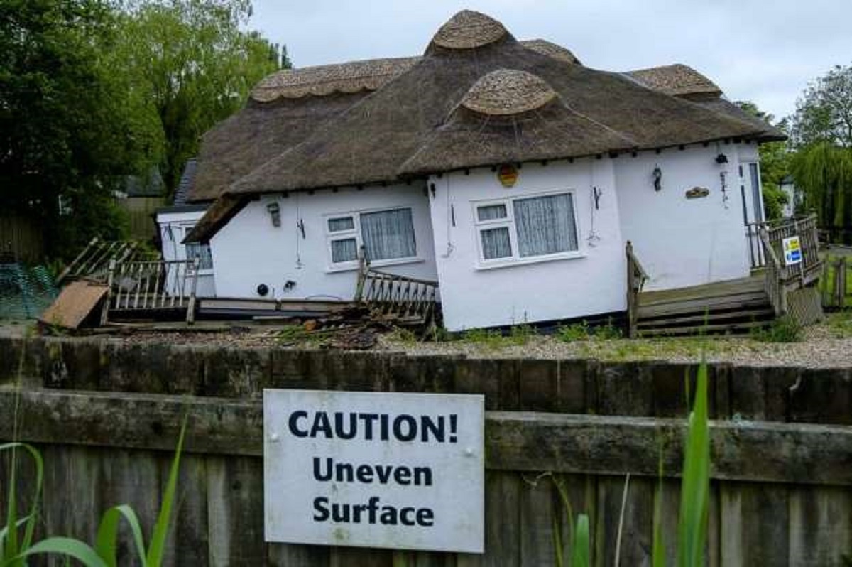 ▲一覺起來發現房子竟「往地底傾斜一半」，嚇的他們趕緊逃到屋外，並豎立起「危險」的告示牌。（圖／翻攝自 Mark Bullimore ）