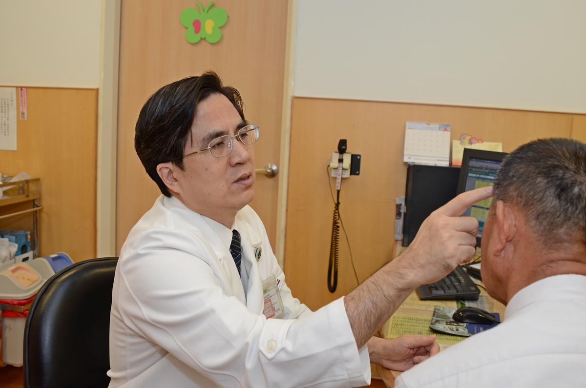 ▲楊先生經常感到左手無力，會不自主抖動，沒想到竟是長腦瘤。（圖／台北慈濟醫院提供）