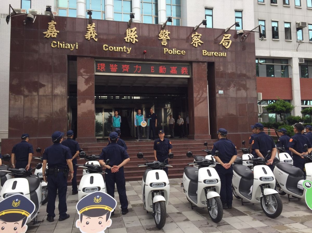 ▲嘉義縣長翁章梁主持環保局20輛電動機車致贈給嘉義縣警察局，宣誓做環保的決心。（圖／記者陳惲朋攝 , 2019.06.25）