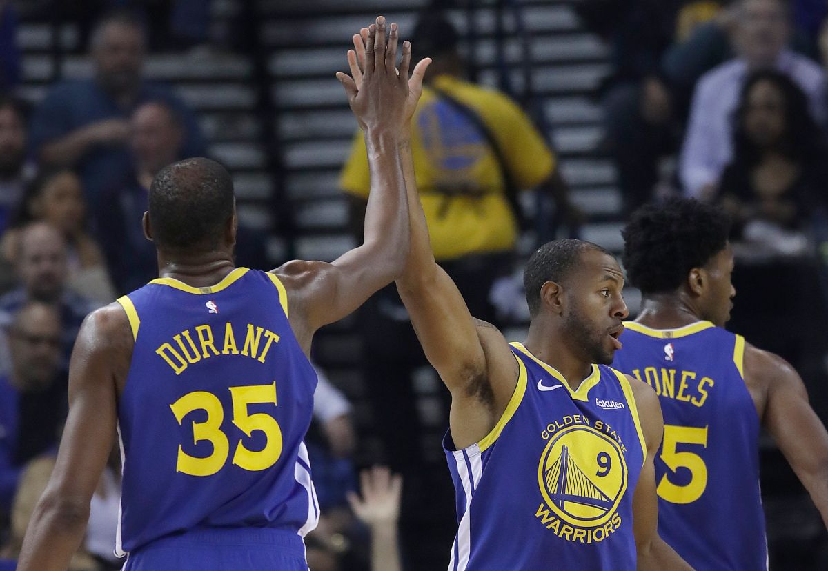 ▲勇士老將精神領袖Andre Iguodala(右)認為Kevin Durant會留隊。（圖／美聯社／達志影像）