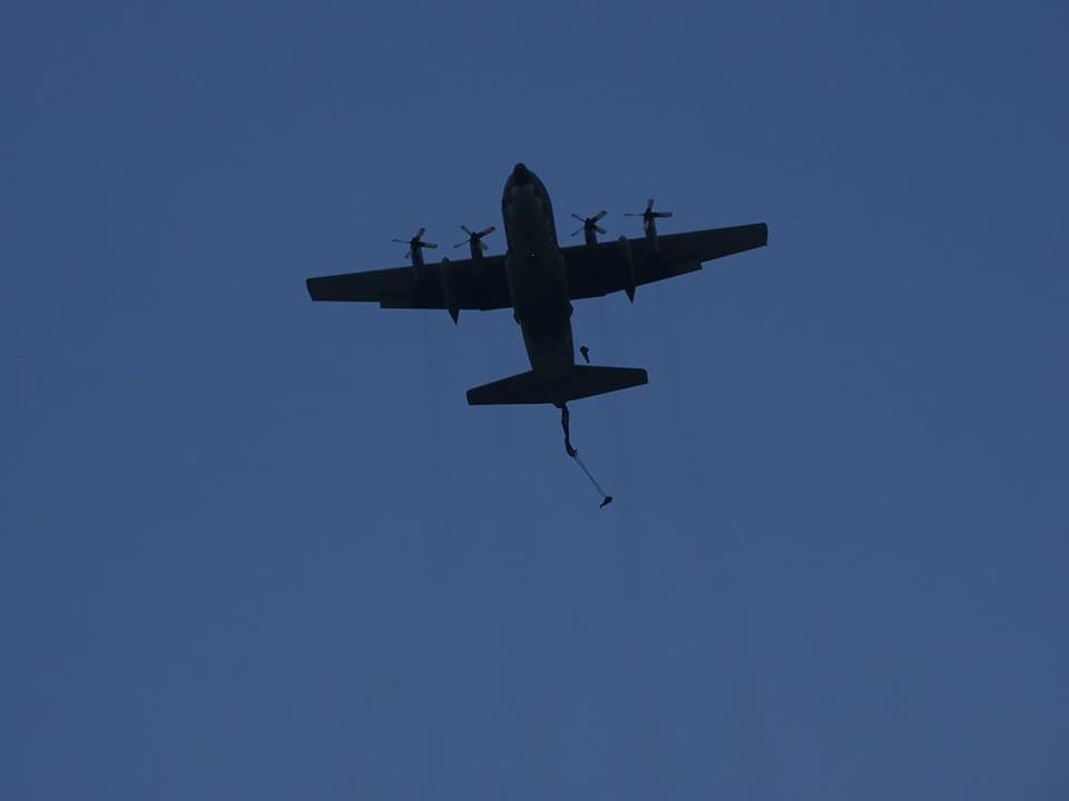 ▲C-130運輸機載運傘兵，準備在屏東傘訓基地實施跳傘訓練。（資料照／記者呂炯昌攝）