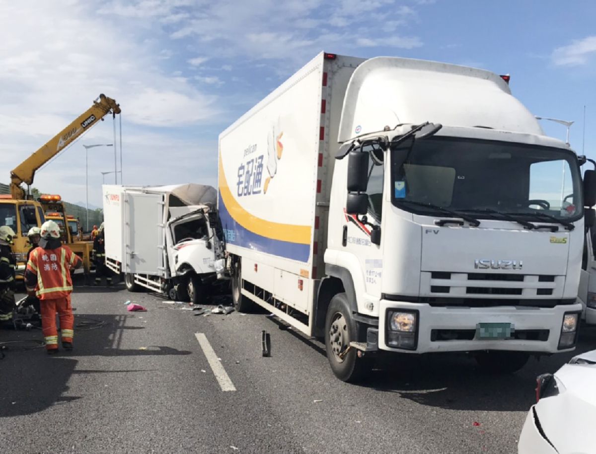 ▲今天上午8時左右國道2號西向1公里，發生4輛車輛追撞事故，其中第二輛小貨車追撞前方大貨車，車頭扭曲變形造成陳姓駕駛受困駕駛座。（圖／桃園市消防局提供）