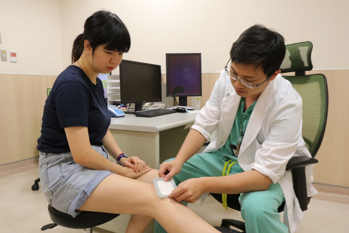 ▲女大生車禍傷口自行貼人工皮包紮，沒想到卻潰爛。（圖／亞大醫院提供）