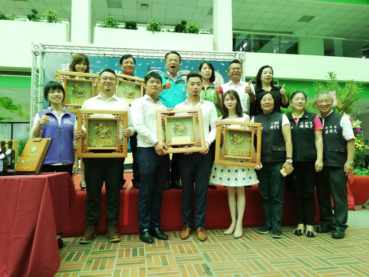 ▲縣長翁章梁親自頒發「嘉義之光」匾額給得獎的嘉義縣業者。（圖/記者邱嘉琪攝，2019.06.25）