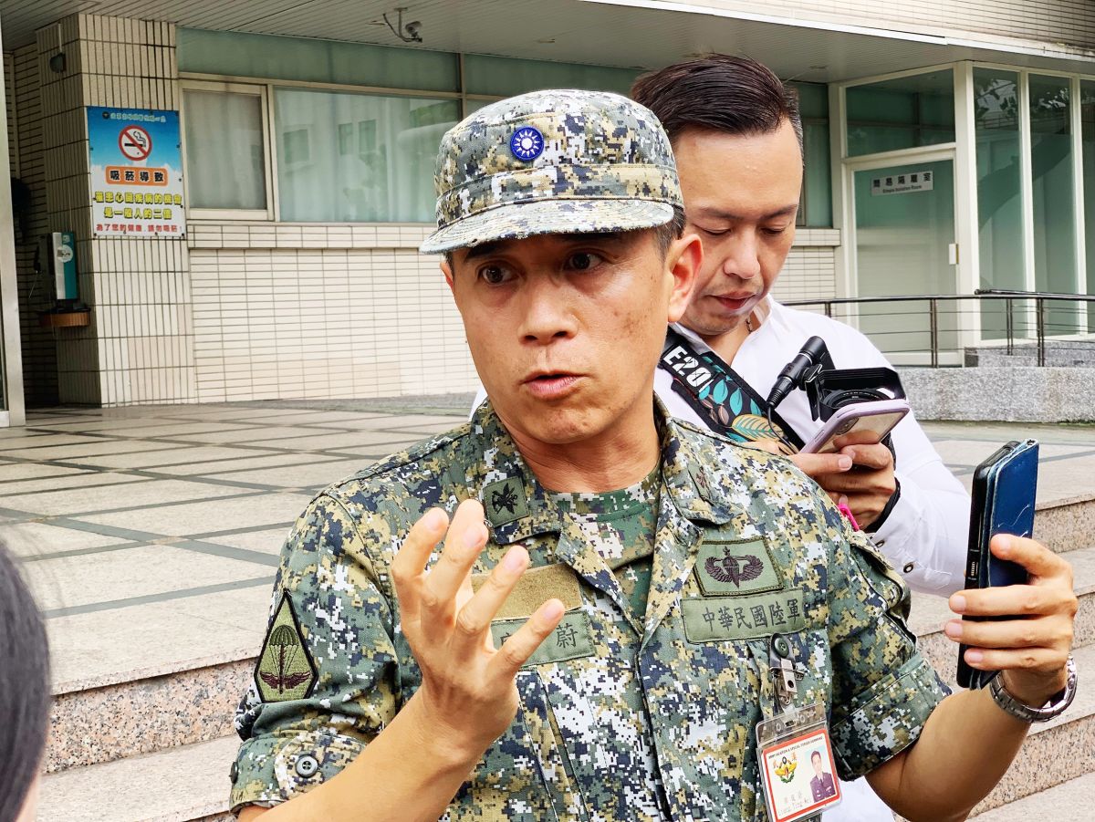 ▲航特部上校副主任梁庭蔚表示，兩人落地後意識清楚、生命跡象穩定，治療發現都有腰椎骨折的狀況，目前一人已開刀治療，另一人仍觀察中。（圖／記者郭俊暉攝，2019.06.25）

