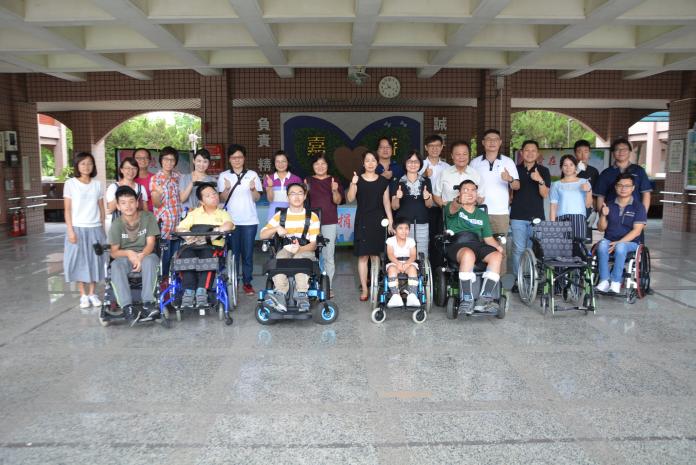 ▲龍熒企業捐贈一批新式輪椅給嘉義特殊教育學校。（圖／記者郭政隆攝影2019.6.25）
