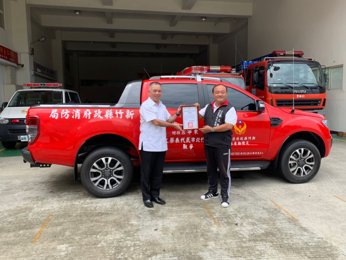 ▲竹北市民代表蔡文苑(右)協助爭取捐贈災情勘查車，新竹縣政府消防局長孫福佑(左)致贈感謝狀。（圖／新竹縣消防局提供）