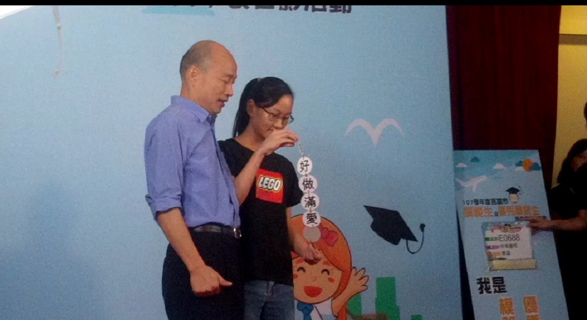 ▲高雄市長韓國瑜與模範生、市長獎畢業生合影活動，今(25)日進入最後一場，一開始就有先後出現女同學拿出「做好做滿愛高雄」的標語均被韓國瑜阻止。(圖／記者郭凱杰攝，2019.06.25)

