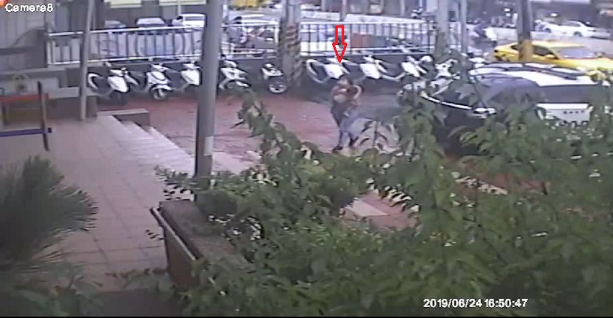 ▲兩歲男童因熱衰竭失去意識，焦急的母親抱著愛子(箭頭處)衝往二重派出所求援。（圖／警方提供）