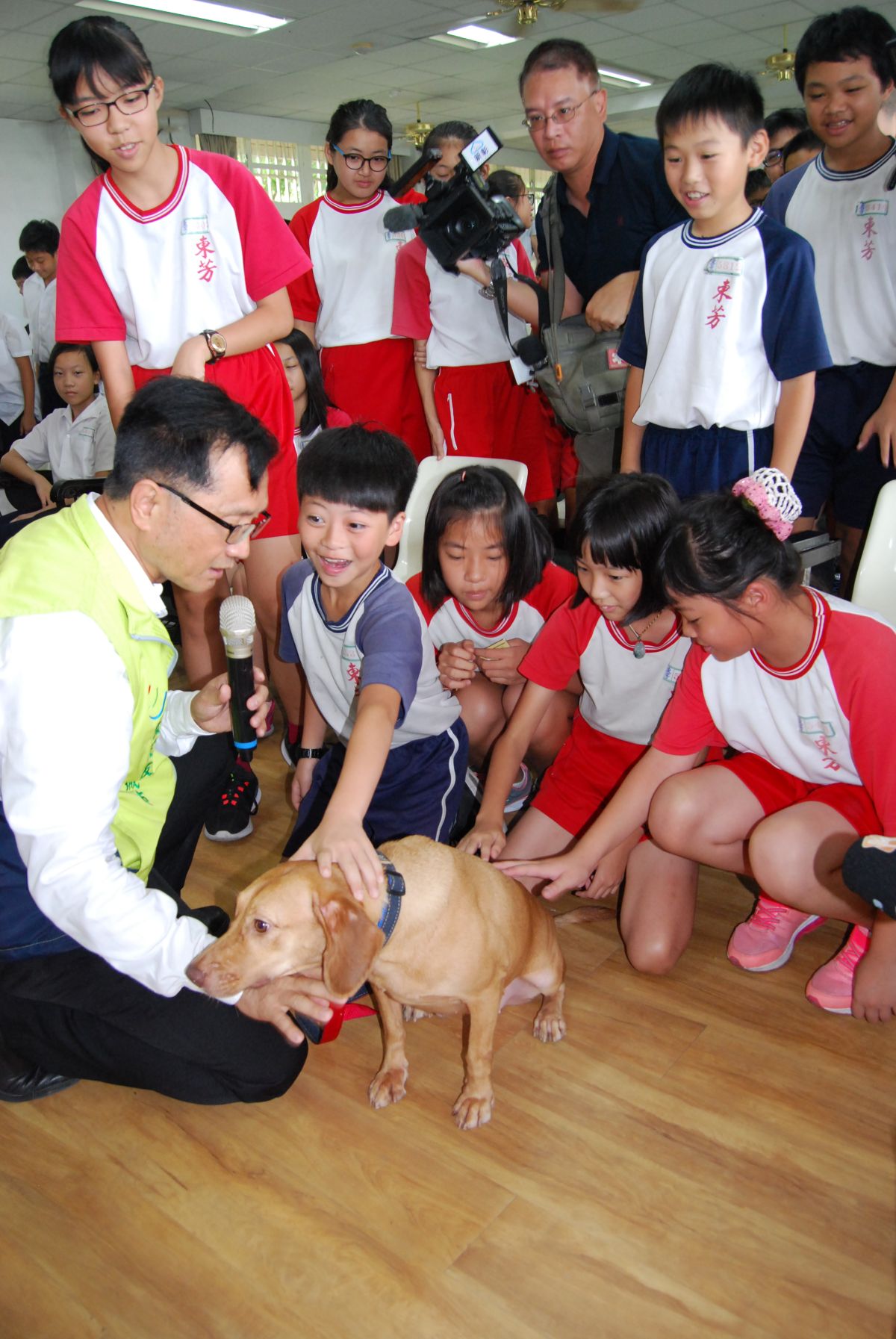 ▲彰化市長林世賢深入學校宣導生命教育及如何面對流浪狗，讓小朋友學習接觸撫摸流浪狗。（圖／記者陳雅芳攝，2019.06.25）