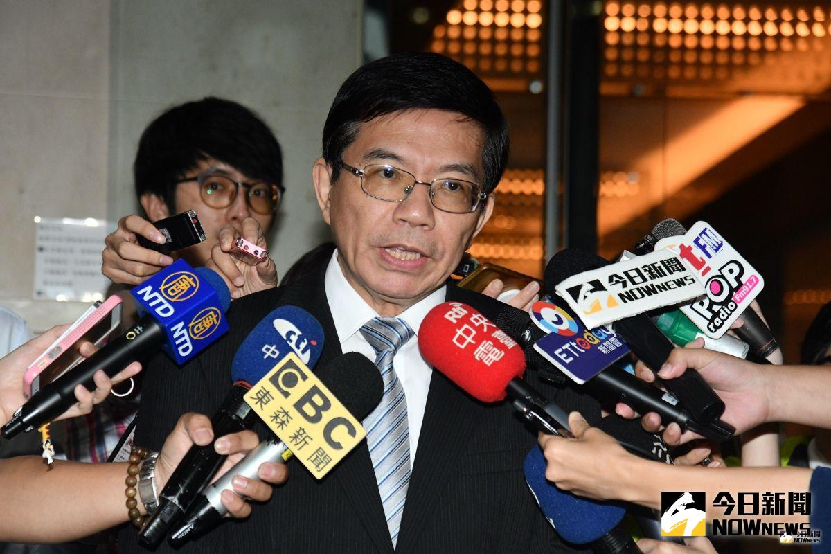 ▲交通部持續進行應變中心會議掌握疏運狀況，政務次長王國材今（ 25 ）日表示，因不少在外站的空服員加入服勤， 29 日、 30 日長榮航空運能將增為 5 成以上。（圖／記者林柏年攝, 2019.06.25）