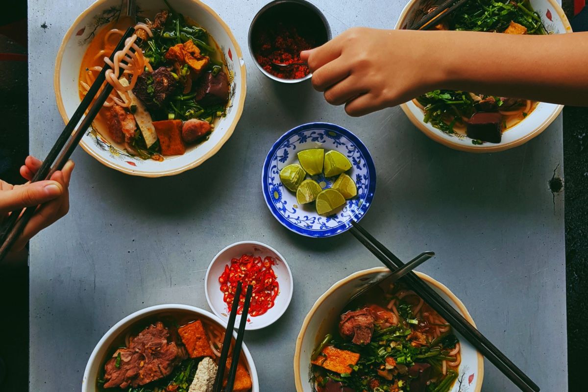 ▲近幾年受到疫情影響，不少人逐漸養成聚餐採用「公筷母匙」的習慣。（示意圖／取自 Unsplash ）