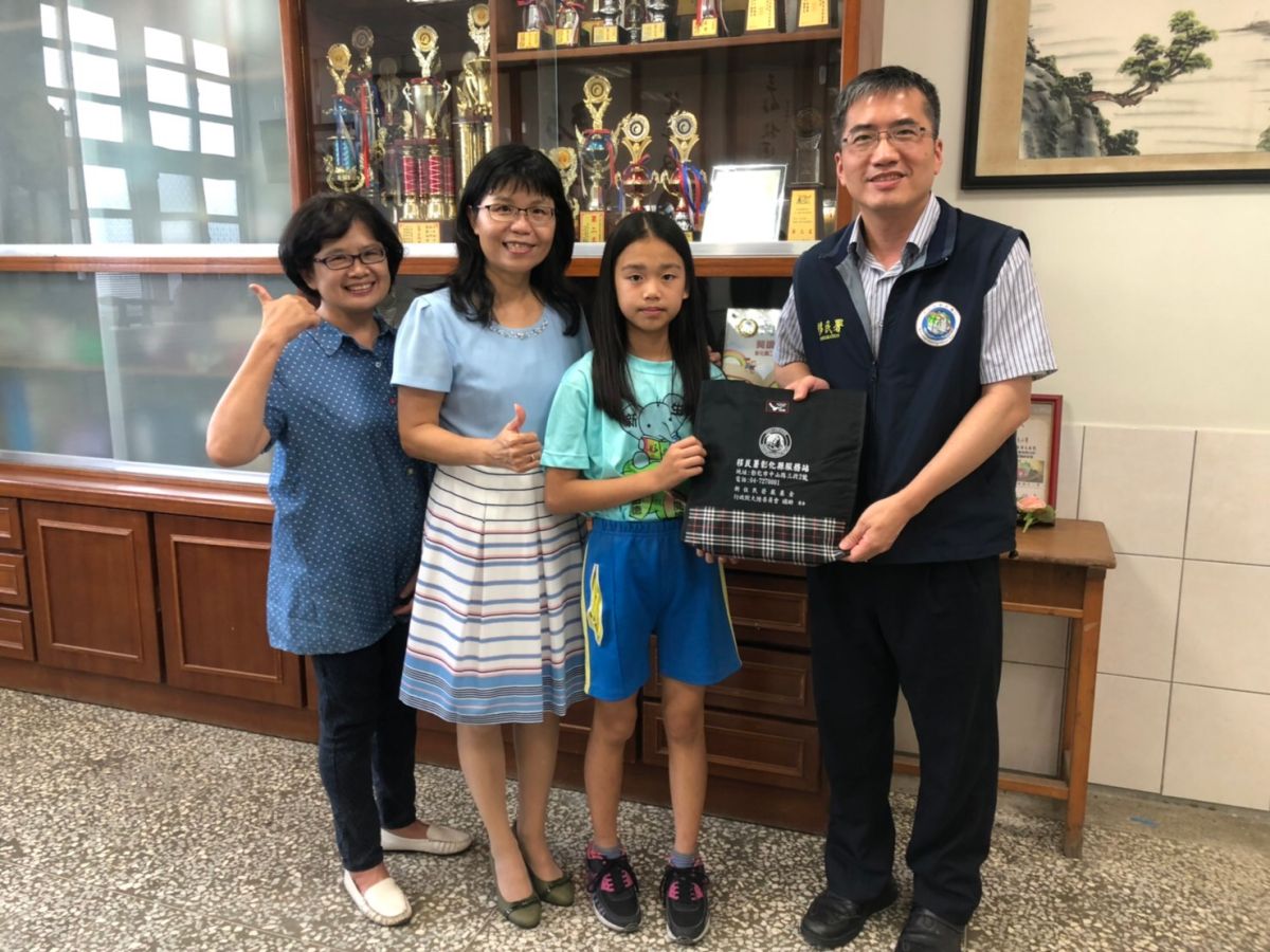 ▲二林鎮新生國小五年級的陳美芳榮獲2019總統教育獎，移民署彰化縣服務站前往鼓勵。（圖／記者陳雅芳攝，2019.06.25）