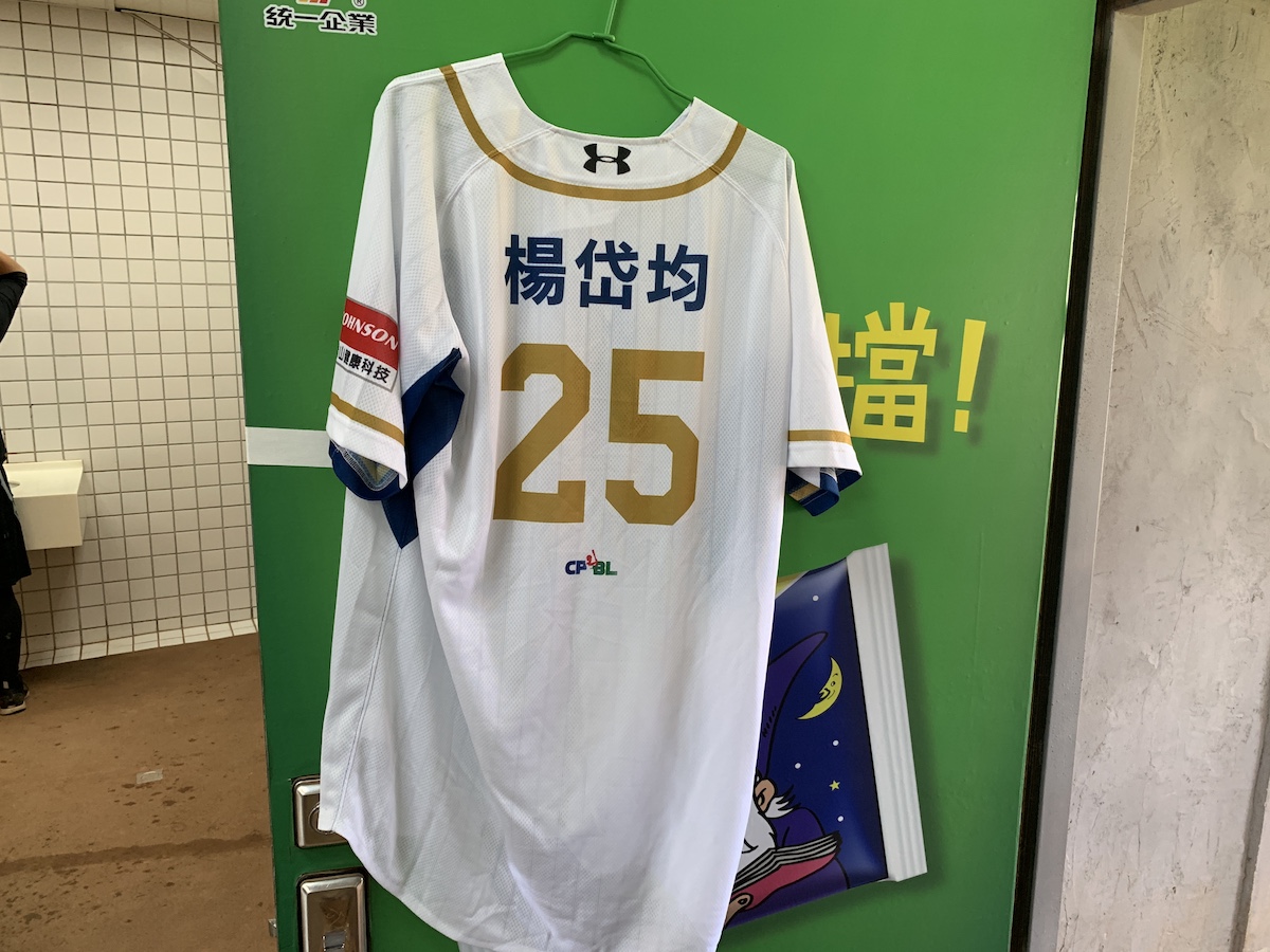楊岱均球衣掛在休息室。（圖／劉祐廷攝）
