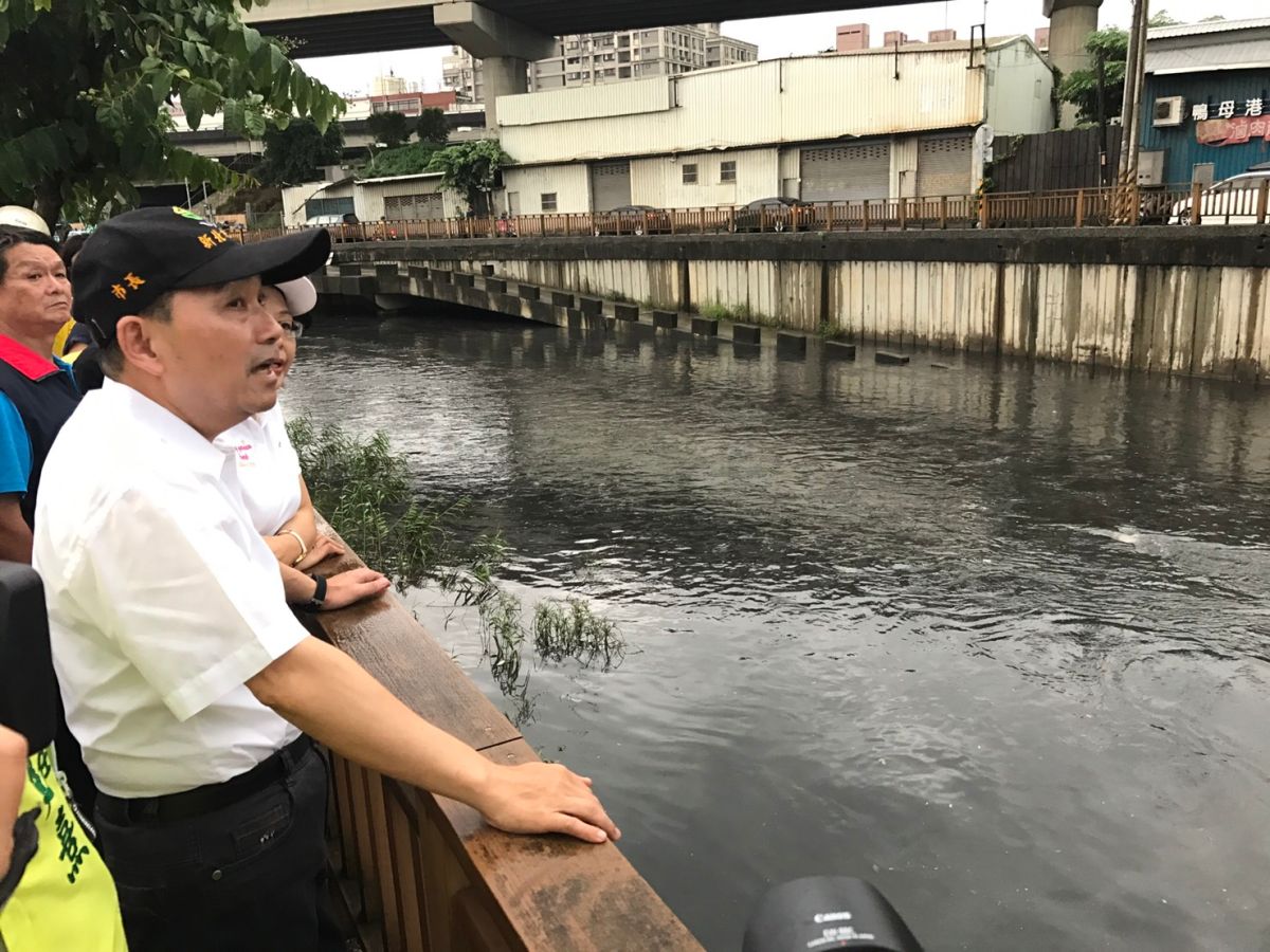 ▲新北市長侯友宜今(25)日視察蘆洲區鴨母港溝停車及水利治理情形。（圖／新北市交通局提供）

