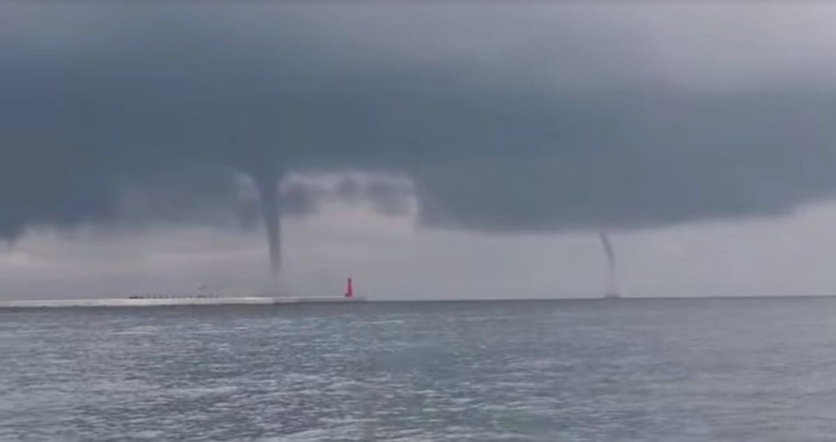 ▲今（25）日上午高雄外海出現了 2 個「水龍捲」矗立海面，畫面看起來十分壯觀。（圖／翻攝自臉書粉專「台灣颱風論壇｜天氣特急」）