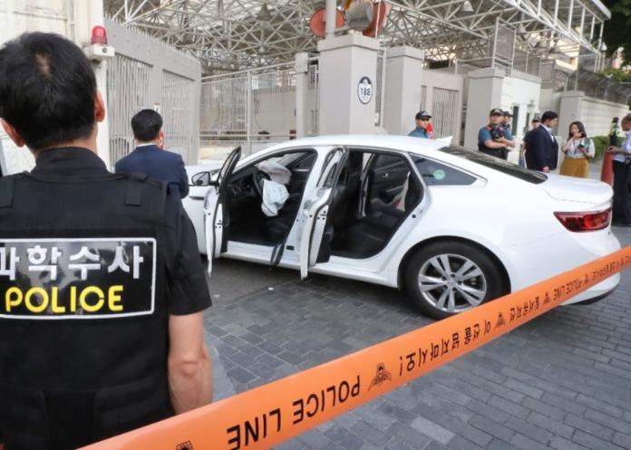 ▲南韓首爾一名男子開著載滿瓦斯罐的車，衝撞美國大使館。（圖／翻攝Yonhap）