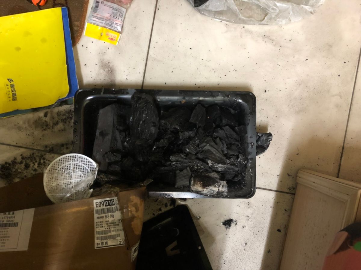 ▲台南永康父偕2子燒炭自殺，現場發現燃燒過的木炭及鐵盆。（圖／記者陳聖璋翻攝）