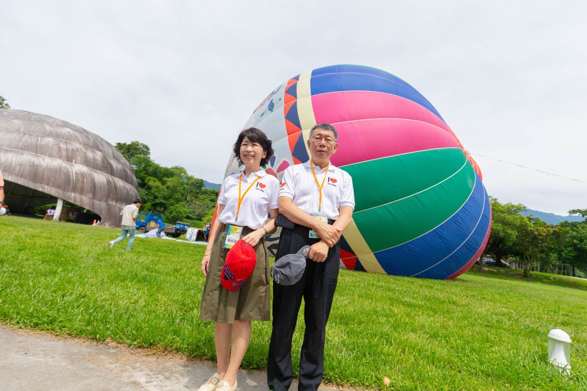 台北市長柯文哲，一旁為夫人陳佩琪。（圖 / 台北市政府提供）