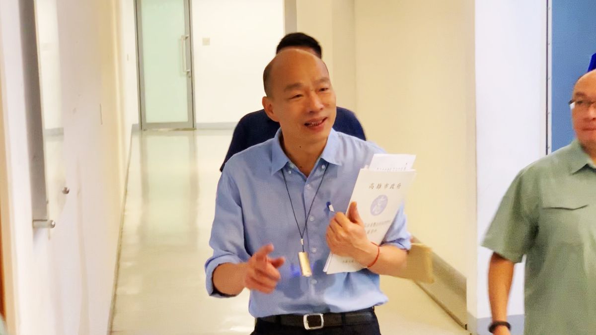韓國瑜26日出席市政活動，談到潘恆旭的事情時，他說局長出席活動要自己小心謹慎，對於媒體追問是否有對潘多加提醒，韓沒有回答。 (圖/記者郭俊暉攝)