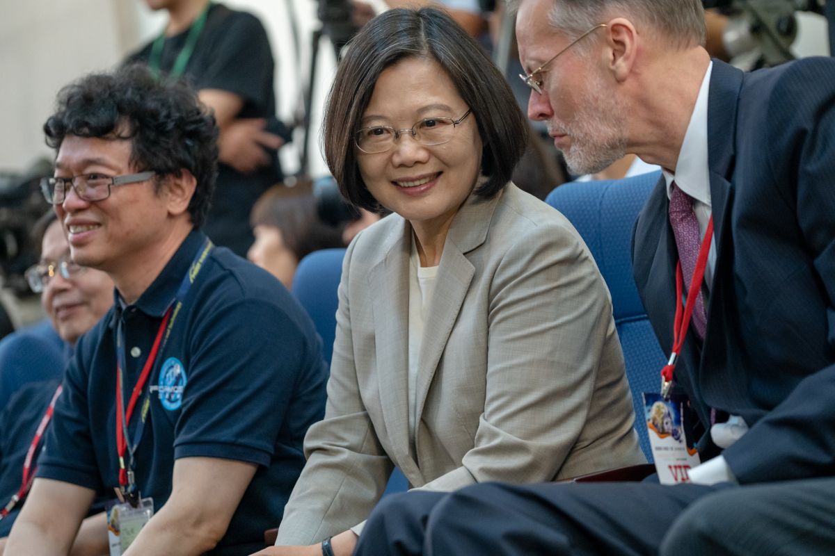 高雄市長韓國瑜拋出「台灣不要當旗子，要當塞子才可以泡澡」議題，引發熱議。對此，總統蔡英文26日受訪時表示，塞子跟洗泡澡這事很難理解！不過高雄市政府倒是要把栓子栓緊一點。（圖／總統府提供）