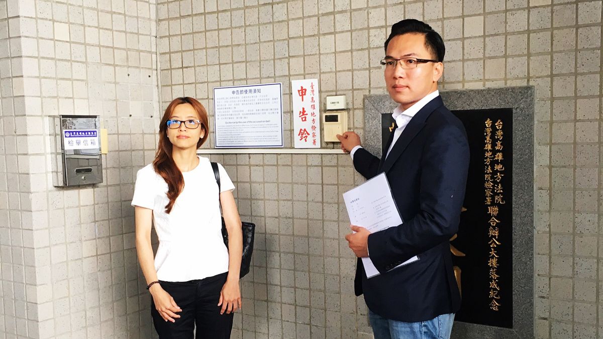 ▲高雄市議員林智鴻（右）前往高雄地檢署按鈴申告，指控潘恒旭和李文忠等涉犯違反兩岸人民關係條例。（圖／記者郭俊暉攝,2019.06.26）