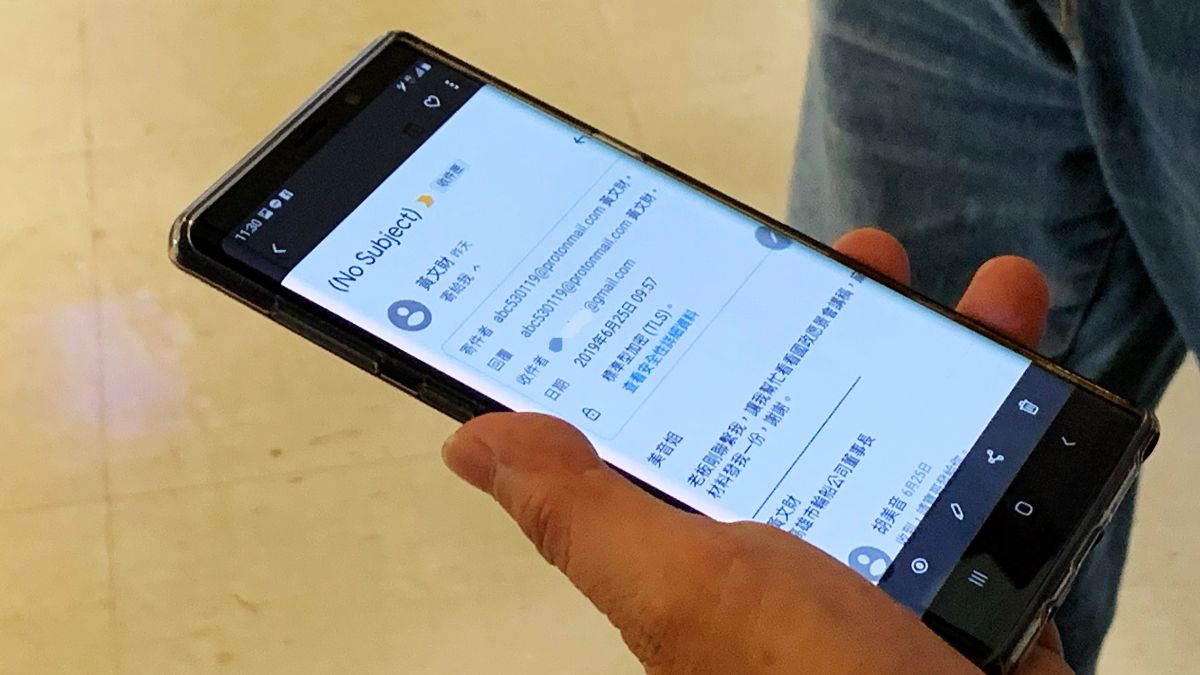 ▲高雄市長辦公室副主任胡美音出示手機顯示，昨(25)日上午9點57分左右，她的gmail收到一封信，署名「高雄市輪船公司董事長黃文財」欲索取國政會講稿的電子郵件。（圖／記者郭俊暉攝，2019.06.26）

