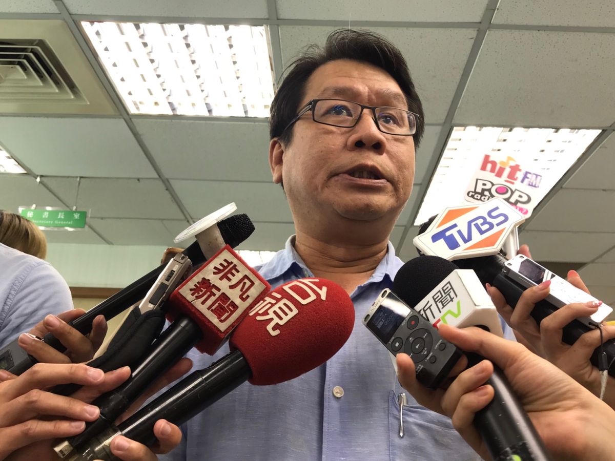 民進黨前汐止區立委沈發惠，昨晚宣布放棄汐止區立委選舉，是禮讓時代力量立委黃國，引發黃不滿，對此沈發惠26日澄清，退選不是禮讓，是為了最後總統大選整體戰略布局。（圖／記者林人芳攝，2019,06,26)