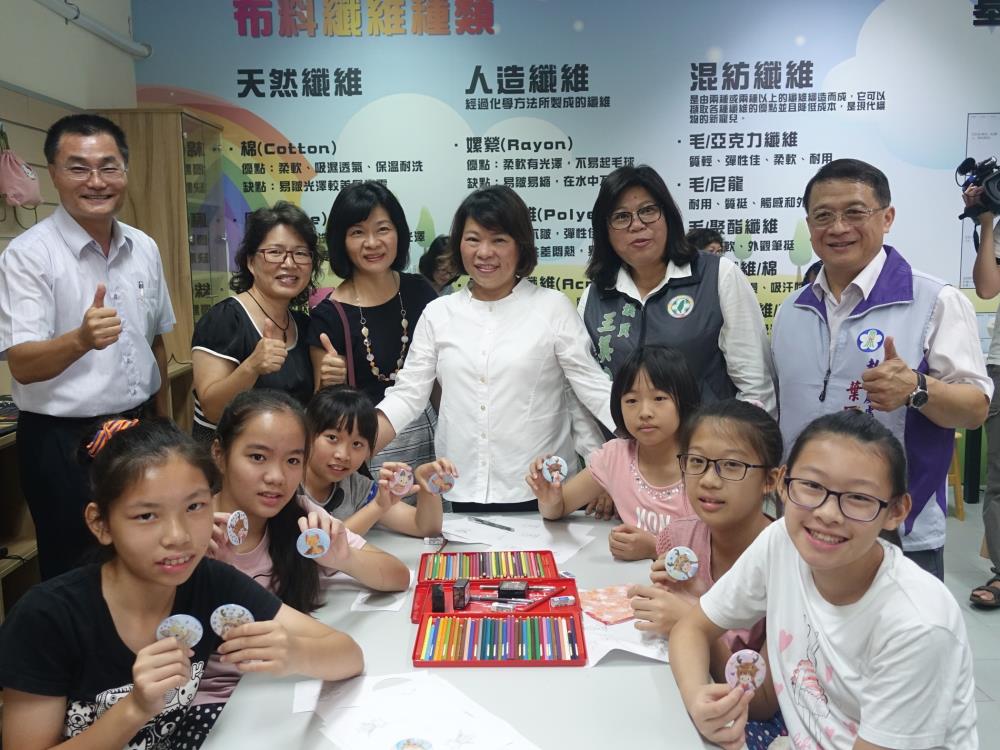 嘉義市長黃敏惠與林森國小五年級學生一起實作，現場歡笑連連。〔圖／嘉市府提供2019.06.26〕