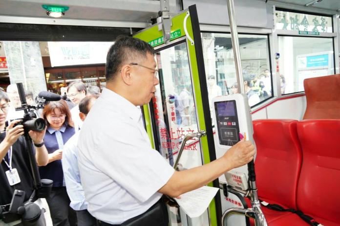台北市長柯文哲親自示範從7月1日起上下公車都要刷卡。（圖 / 台北市政府提供）