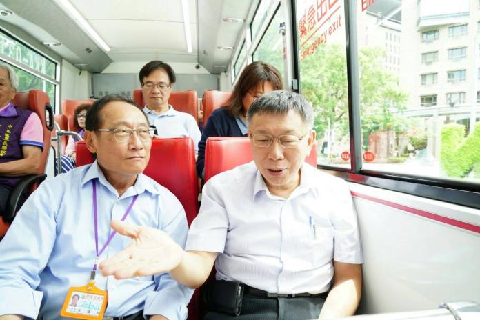 台北市長柯文哲親自示範從7月1日起上下公車都要刷卡。（圖 / 台北市政府提供）
