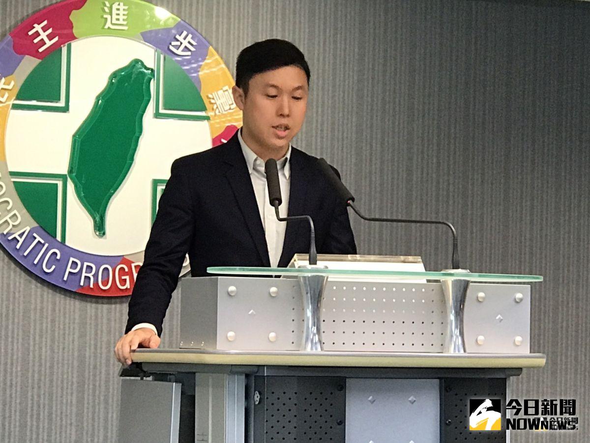 香港反送中行動行動將於7月1日再度走上街頭，民進黨發言人李問26日會後轉述，指主席卓榮泰在中常會裁示，7月1日的香港大遊行，民進黨將擴大聲援。（圖／記者林人芳攝，2019,06,26)