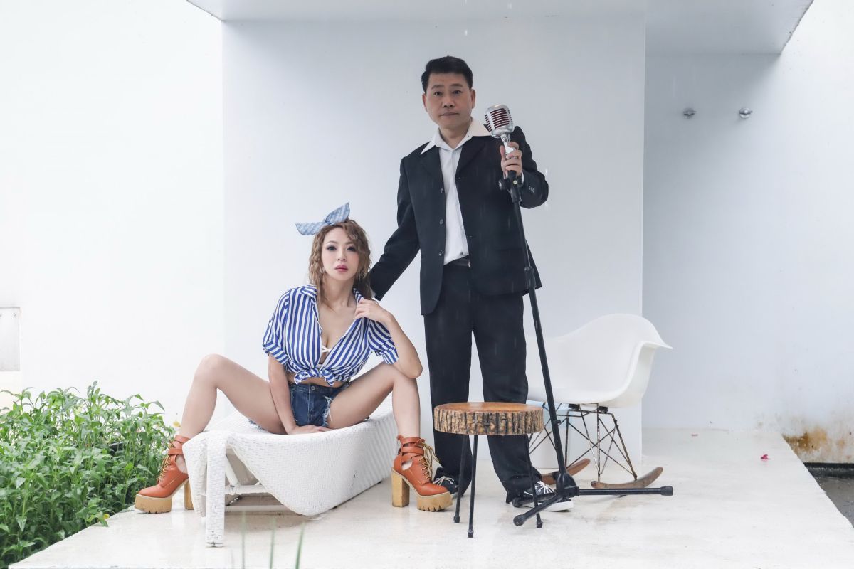 ▲妞妞幫黃伯樂拍攝歌曲MV。（圖／花蓮後湖水月提供）
